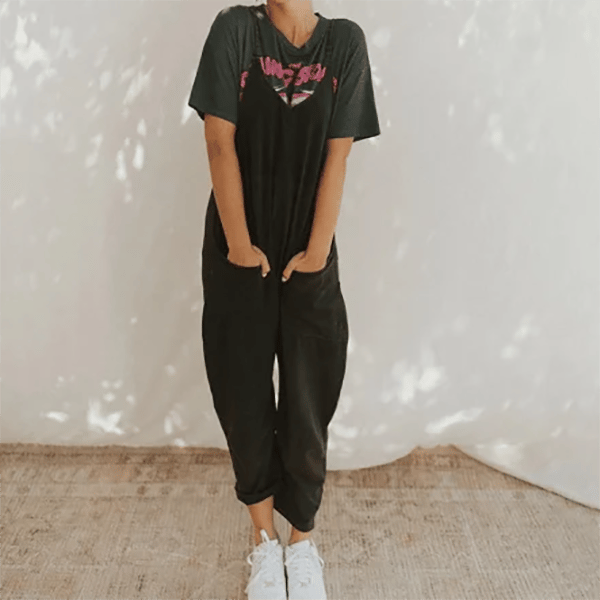 Minimalistischer Overall mit Taschen und V-Ausschnitt