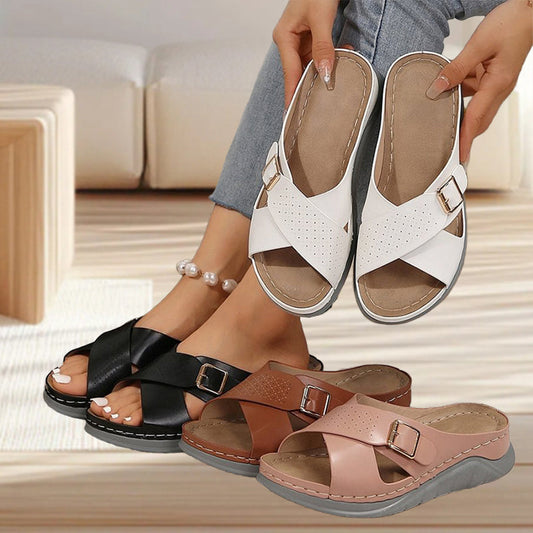 Einfarbige Strandpantoffeln mit gekreuzter Gürtelschnalle für Damen