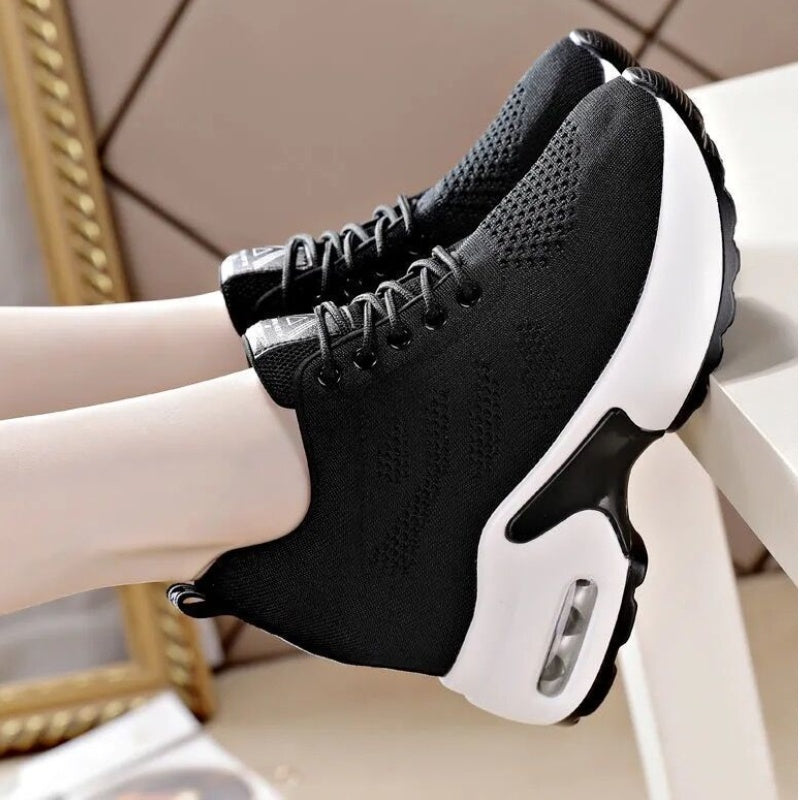 Mesh-Sneaker mit dicker Sohle