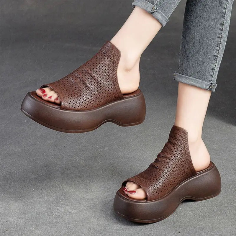 Atmungsaktive Slipper aus ausgehöhltem Leder für Damen