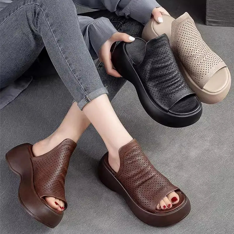 Atmungsaktive Slipper aus ausgehöhltem Leder für Damen