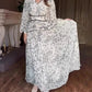 Elegantes Kleid mit bedrucktem Taillenbereich und V-Ausschnitt