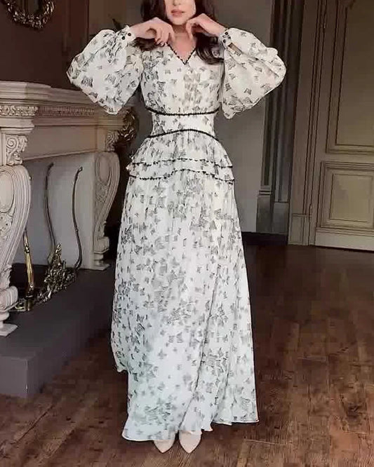 Elegantes Kleid mit bedrucktem Taillenbereich und V-Ausschnitt