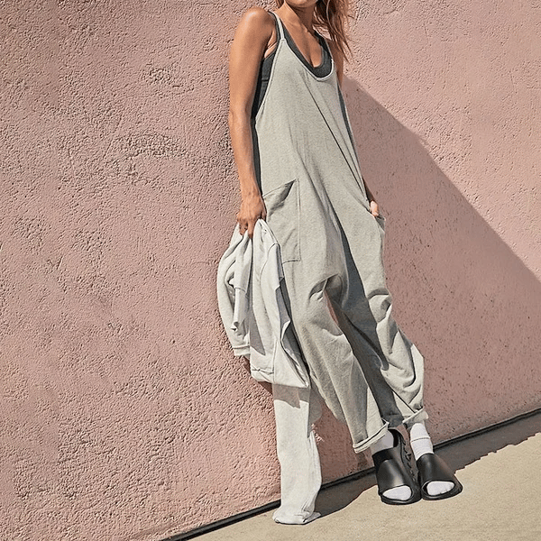 Minimalistischer Overall mit Taschen und V-Ausschnitt