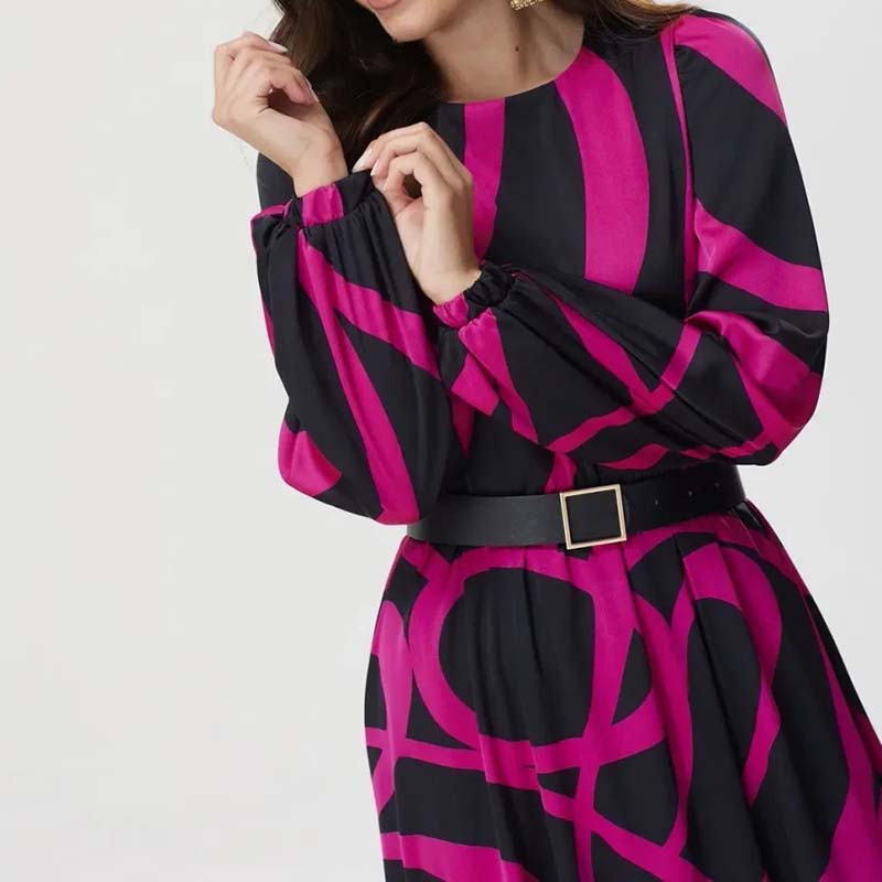 Langärmliges Kleid mit Gürtel und auffälligem geometrischem Druck für Damen