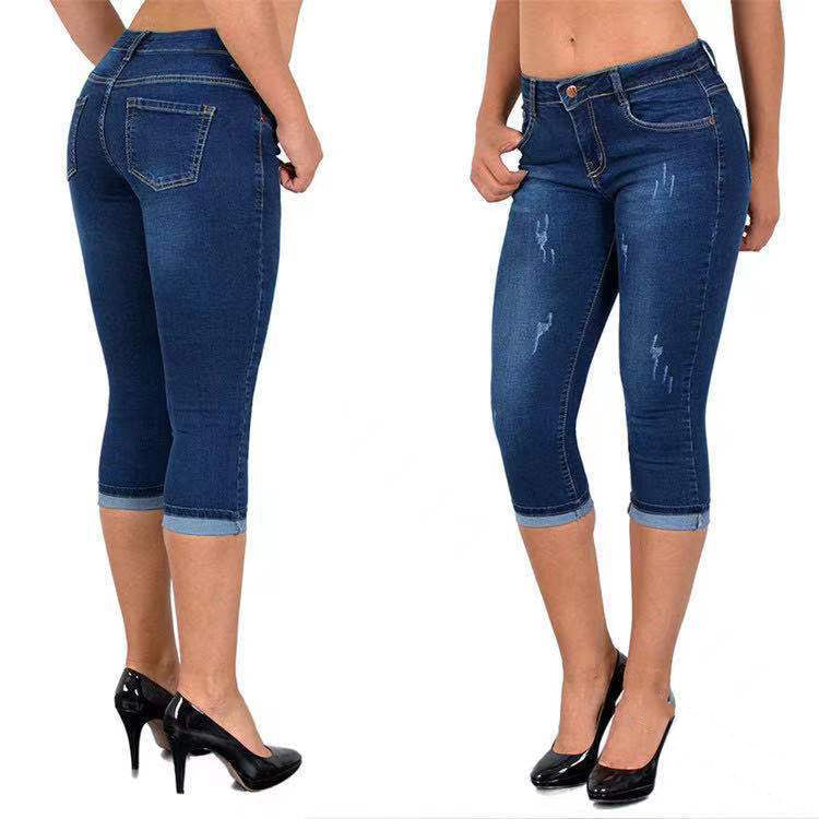 Capri-Jeans mit zerrissenem, hochgerolltem Saum