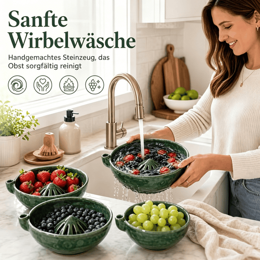 Die originelle, handgefertigte Schale mit einem wirbelnden Beerenmuster – eine raffinierte, funktionale Keramikkunst