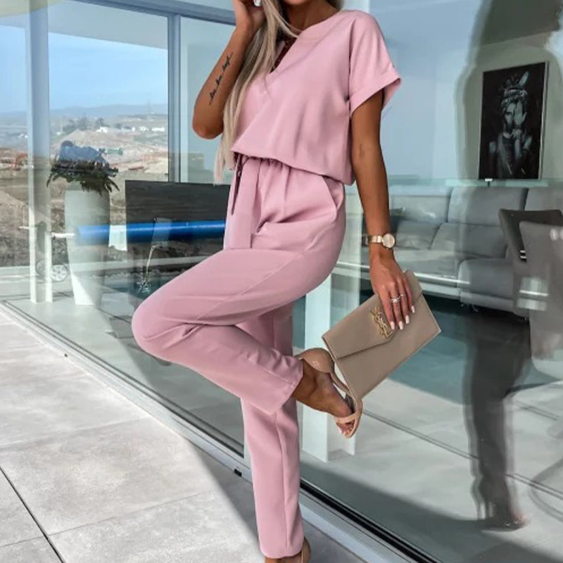Modischer Jumpsuit für Damen mit V-Ausschnitt und kurzen Ärmeln und Bindegürtel