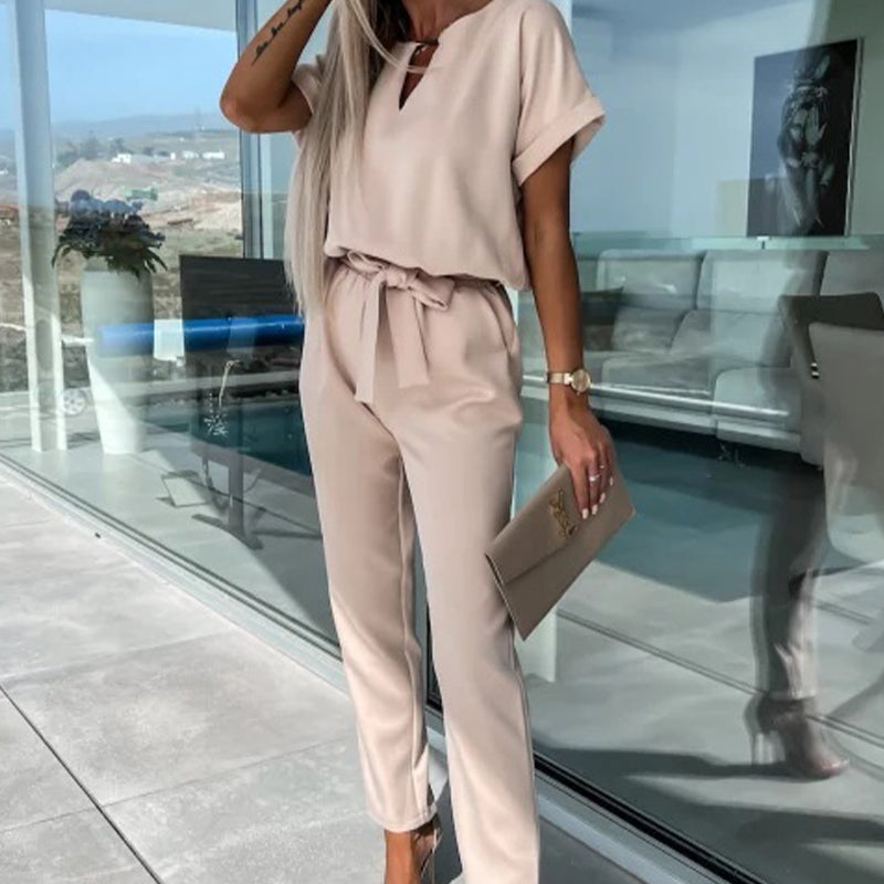 Modischer Jumpsuit für Damen mit V-Ausschnitt und kurzen Ärmeln und Bindegürtel