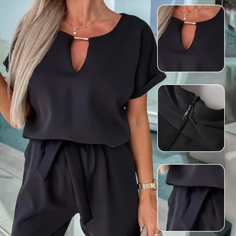 Modischer Jumpsuit für Damen mit V-Ausschnitt und kurzen Ärmeln und Bindegürtel