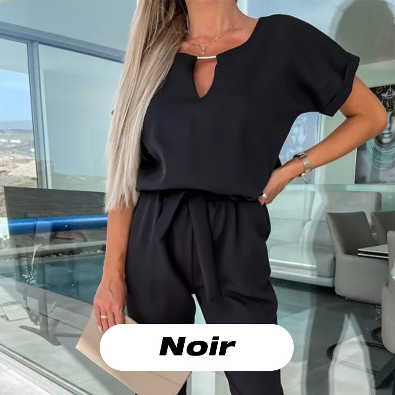 Modischer Jumpsuit für Damen mit V-Ausschnitt und kurzen Ärmeln und Bindegürtel