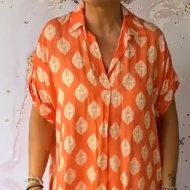 Damenkleid mit Revers, kurzen Ärmeln, Print und Schlitz am Saum