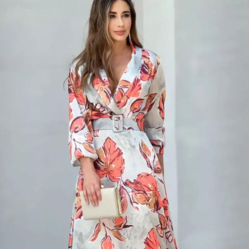 Maxikleid mit tiefem V-Ausschnitt und Gürtel