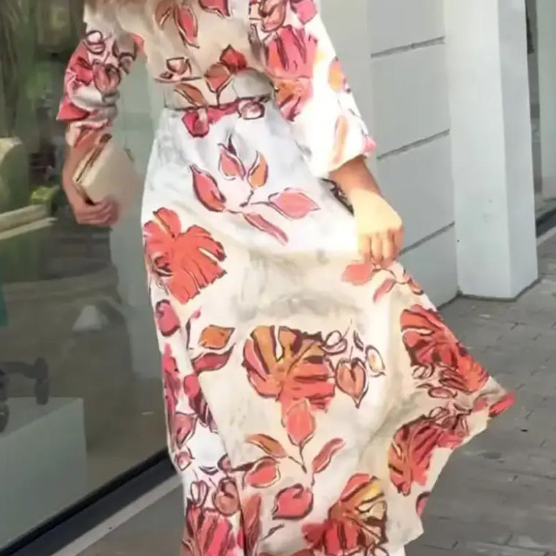 Maxikleid mit tiefem V-Ausschnitt und Gürtel