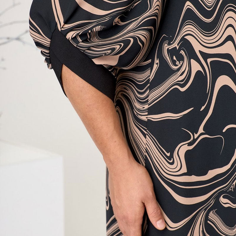 Dreiviertelärmeliges Maxikleid mit Marmordruck