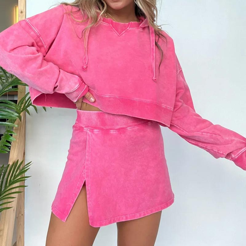 2-teiliges Set aus verwaschenem kurzem Sweatshirt mit Kapuze und kurzem Rock für Damen