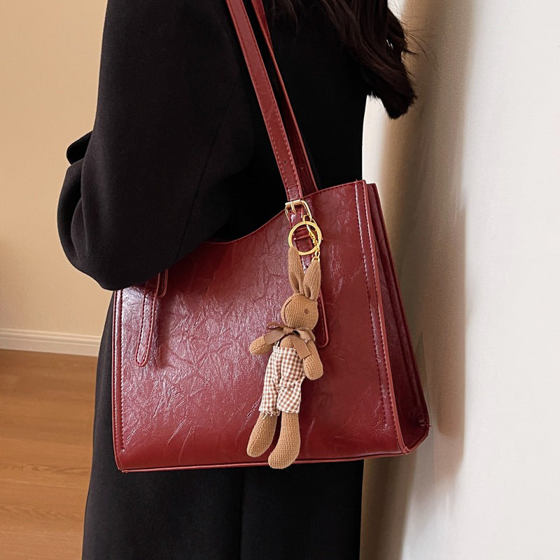 Trendige Damen Schultertasche mit Puppen-Anhänger
