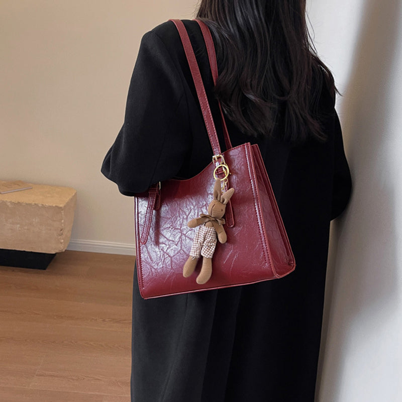 Trendige Damen Schultertasche mit Puppen-Anhänger