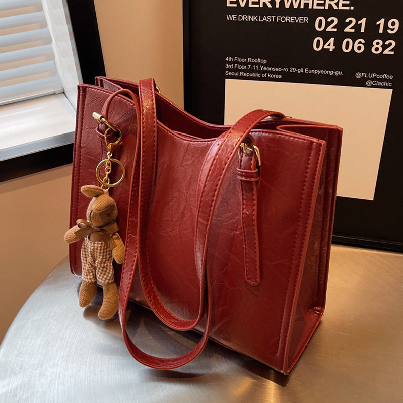 Trendige Damen Schultertasche mit Puppen-Anhänger