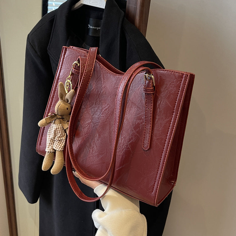 Trendige Damen Schultertasche mit Puppen-Anhänger