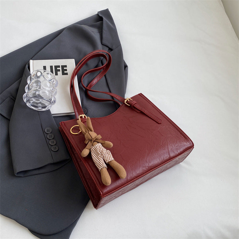 Trendige Damen Schultertasche mit Puppen-Anhänger