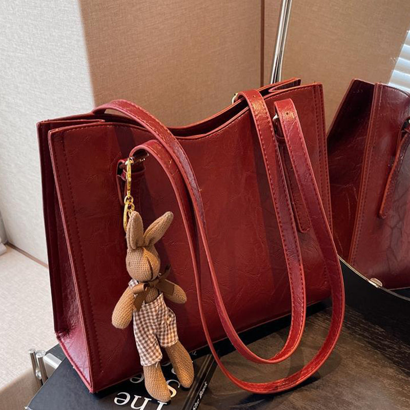Trendige Damen Schultertasche mit Puppen-Anhänger