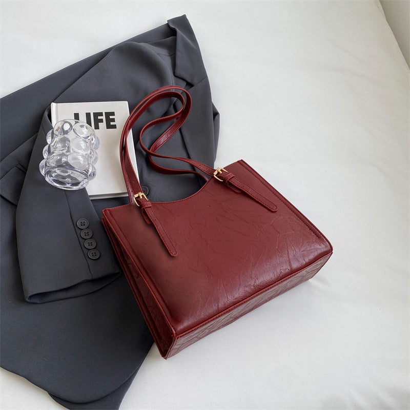 Trendige Damen Schultertasche mit Puppen-Anhänger