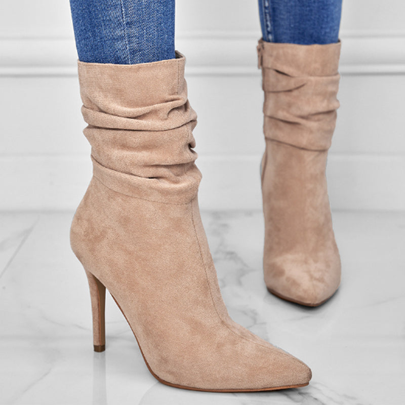 Kurze Damenstiefel mit hohem Absatz und spitzer Zehe