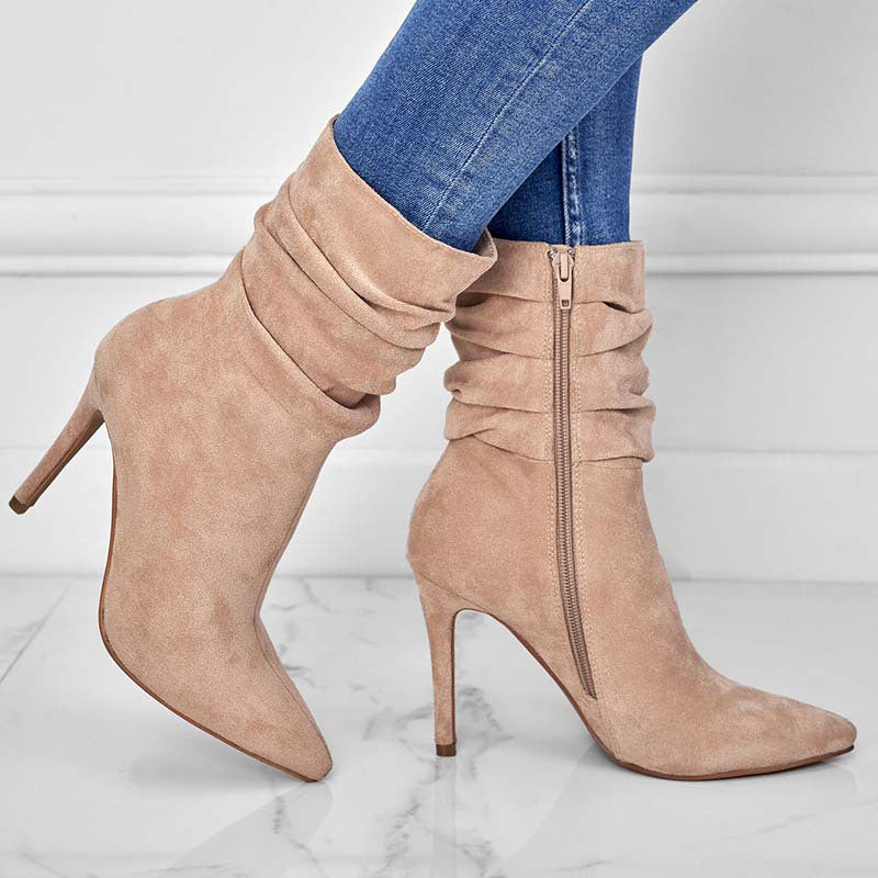 Kurze Damenstiefel mit hohem Absatz und spitzer Zehe