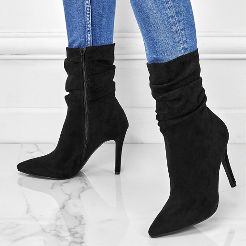 Kurze Damenstiefel mit hohem Absatz und spitzer Zehe