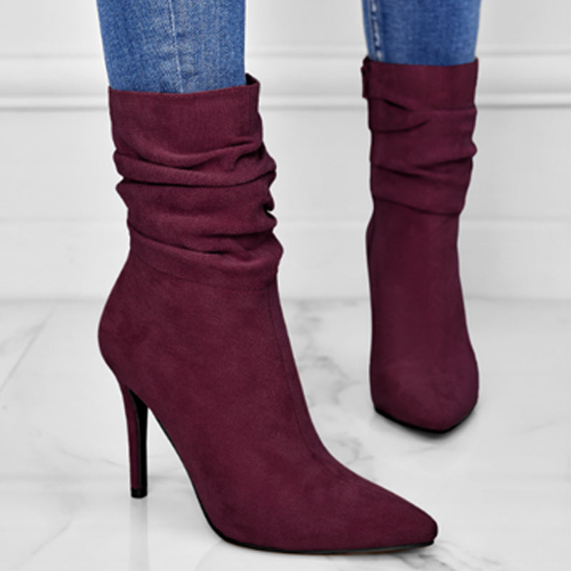 Kurze Damenstiefel mit hohem Absatz und spitzer Zehe