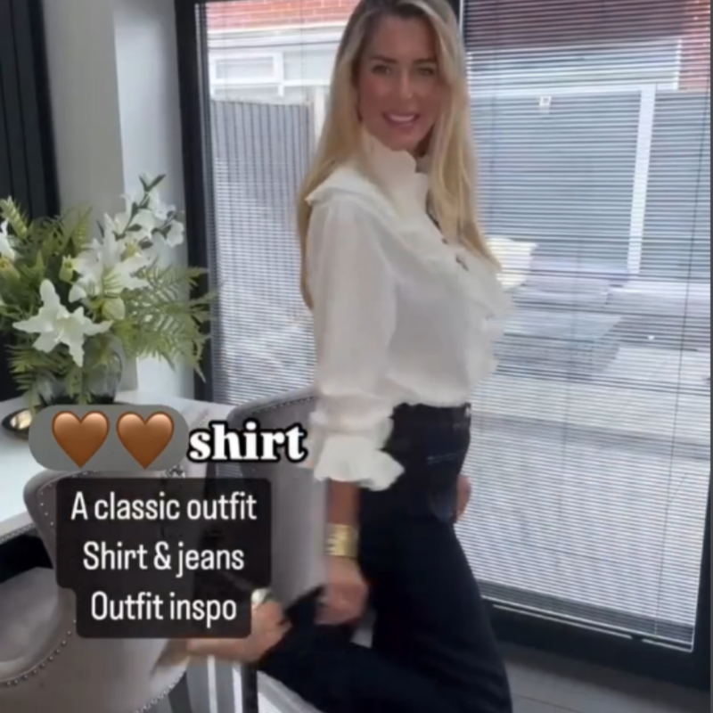 Elegante Bluse mit V-Ausschnitt und ausgestellten Rüschenärmeln