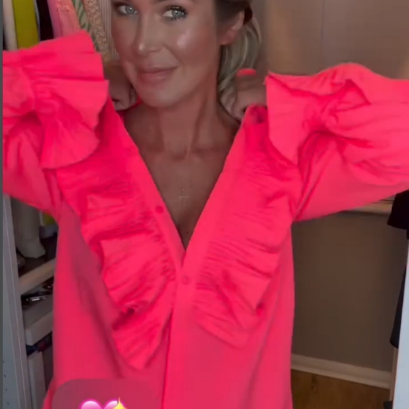 Elegante Bluse mit V-Ausschnitt und ausgestellten Rüschenärmeln