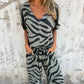 Zweiteiliges Damen-Set aus V-Ausschnitt-Oberteil und Hose mit Zebra-Print