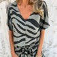 Zweiteiliges Damen-Set aus V-Ausschnitt-Oberteil und Hose mit Zebra-Print