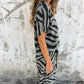 Zweiteiliges Damen-Set aus V-Ausschnitt-Oberteil und Hose mit Zebra-Print