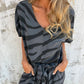 Zweiteiliges Damen-Set aus V-Ausschnitt-Oberteil und Hose mit Zebra-Print