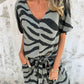 Zweiteiliges Damen-Set aus V-Ausschnitt-Oberteil und Hose mit Zebra-Print