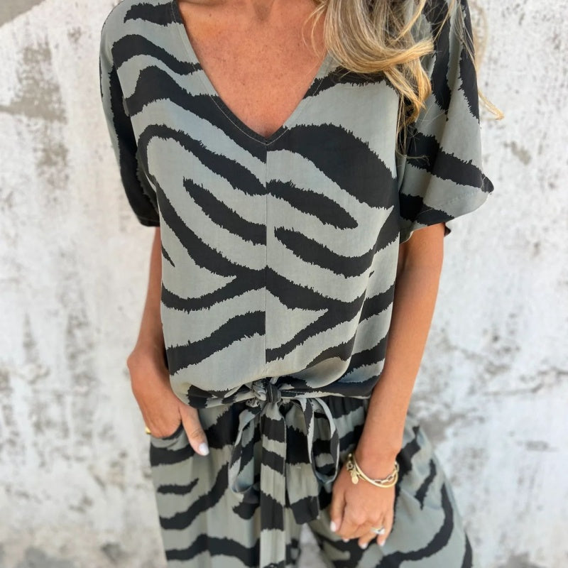 Zweiteiliges Damen-Set aus V-Ausschnitt-Oberteil und Hose mit Zebra-Print