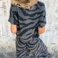 Zweiteiliges Damen-Set aus V-Ausschnitt-Oberteil und Hose mit Zebra-Print