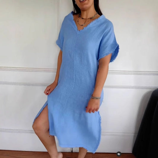 Lässiges Schlitzkleid aus Baumwollleinen mit V-Ausschnitt und ausgefransten Kanten