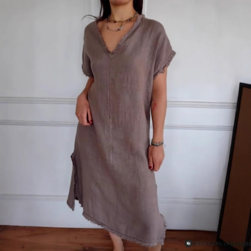 Lässiges Schlitzkleid aus Baumwollleinen mit V-Ausschnitt und ausgefransten Kanten