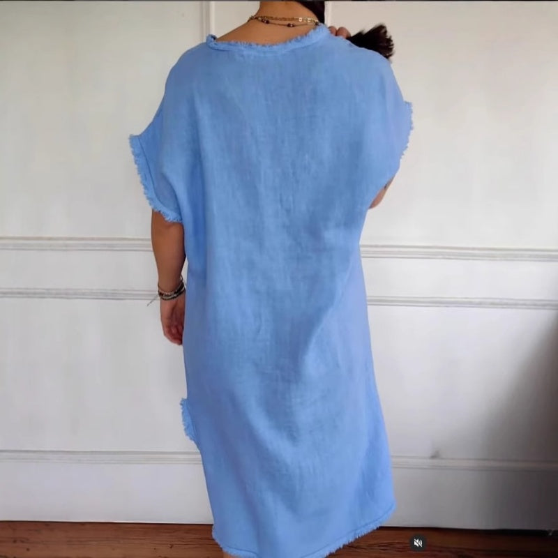 Lässiges Schlitzkleid aus Baumwollleinen mit V-Ausschnitt und ausgefransten Kanten