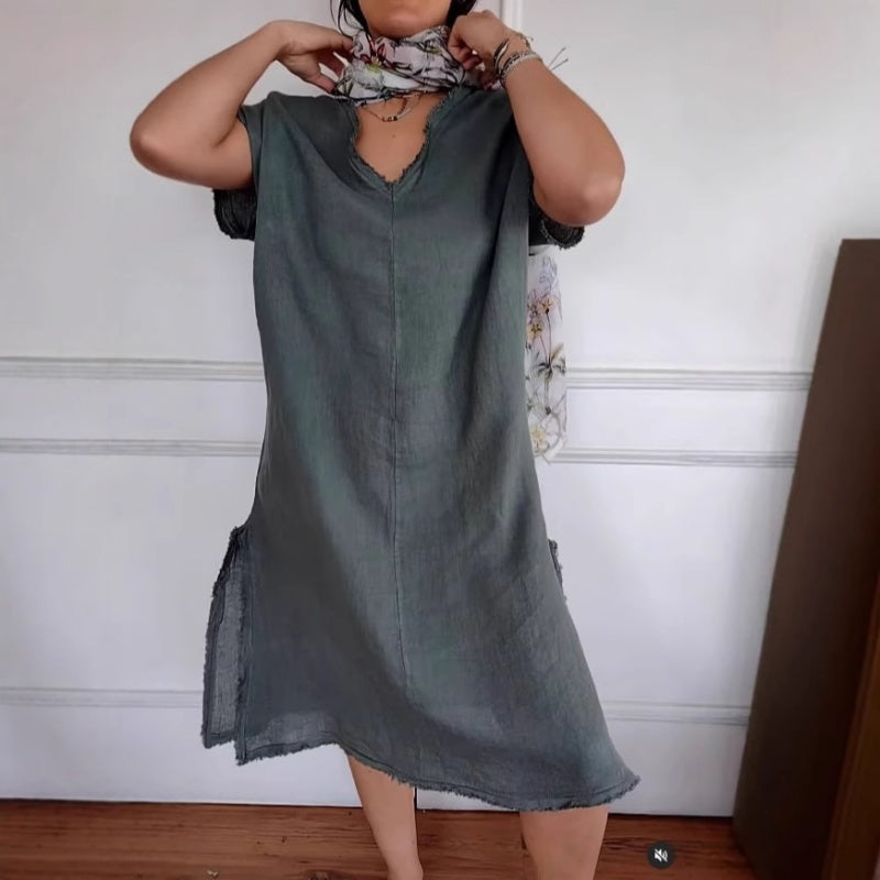 Lässiges Schlitzkleid aus Baumwollleinen mit V-Ausschnitt und ausgefransten Kanten