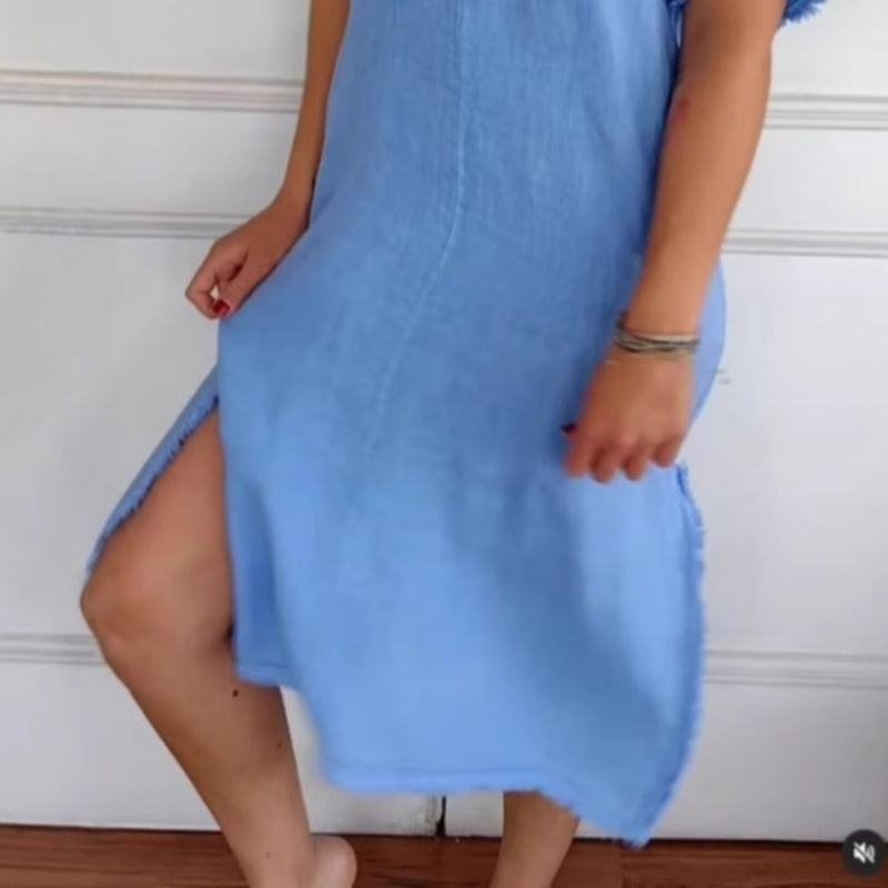Lässiges Schlitzkleid aus Baumwollleinen mit V-Ausschnitt und ausgefransten Kanten