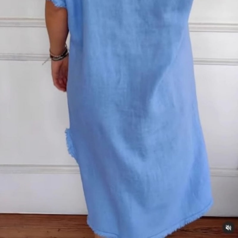 Lässiges Schlitzkleid aus Baumwollleinen mit V-Ausschnitt und ausgefransten Kanten