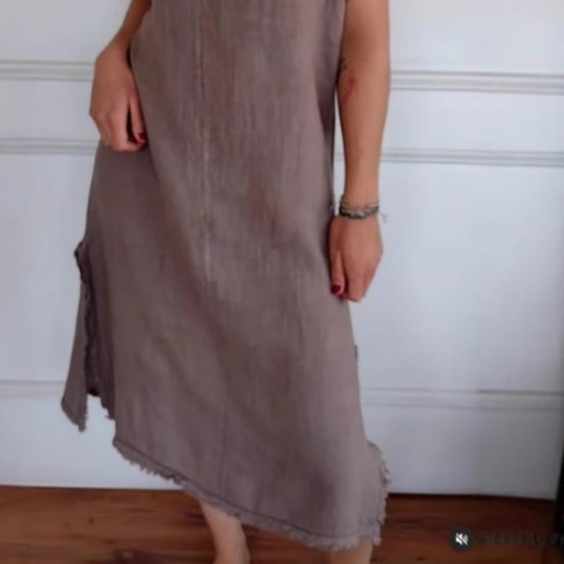 Lässiges Schlitzkleid aus Baumwollleinen mit V-Ausschnitt und ausgefransten Kanten