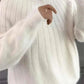 Monochromer flauschiger Strickpullover