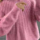 Monochromer flauschiger Strickpullover