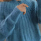 Monochromer flauschiger Strickpullover
